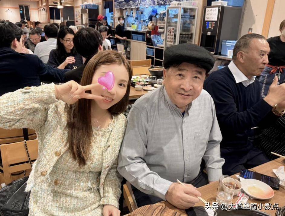 会搂抱美女举止亲密桌上茅台抢镜pg电子74岁姜昆现身小日子聚(图1)