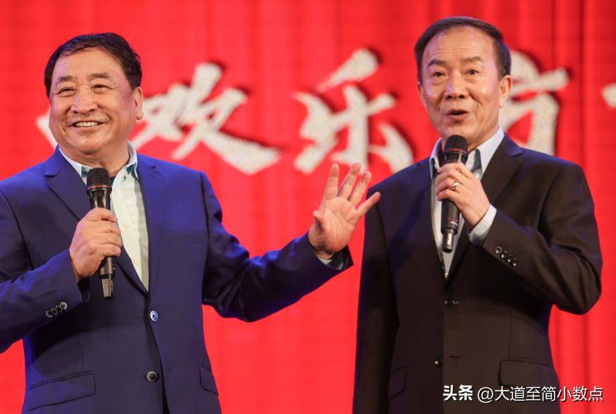会搂抱美女举止亲密桌上茅台抢镜pg电子74岁姜昆现身小日子聚(图3)