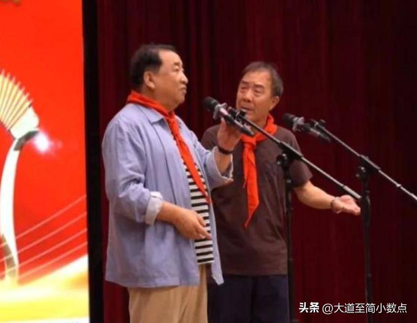 会搂抱美女举止亲密桌上茅台抢镜pg电子74岁姜昆现身小日子聚(图2)