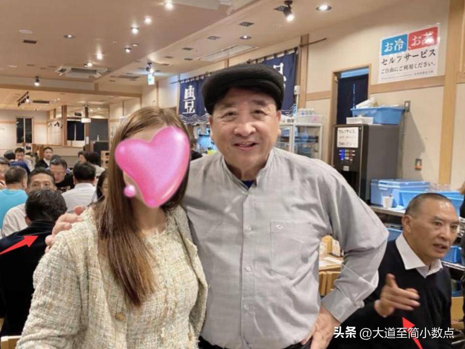 会搂抱美女举止亲密桌上茅台抢镜pg电子74岁姜昆现身小日子聚(图7)