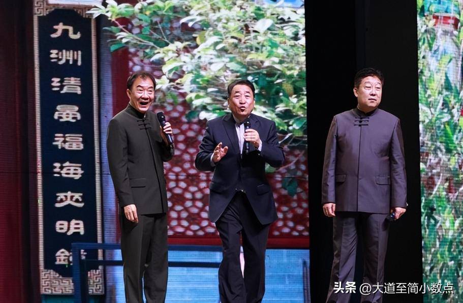 会搂抱美女举止亲密桌上茅台抢镜pg电子74岁姜昆现身小日子聚(图6)