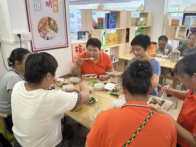 温度：党建引领下的老旧社区“暖心方程式”pg试玩【蓬友·邻好】“一顿热饭”的民生(图4)