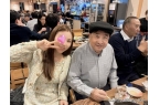 会搂抱美女举止亲密桌上茅台抢镜pg电子7